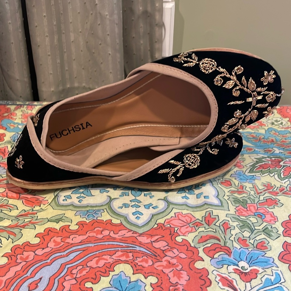 Pre-Owned Fuchsia Inc. Marina Black & Gold Flats Size 7